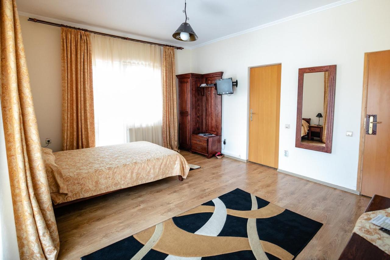Pensiune Restaurant Route60 Ciucea Экстерьер фото